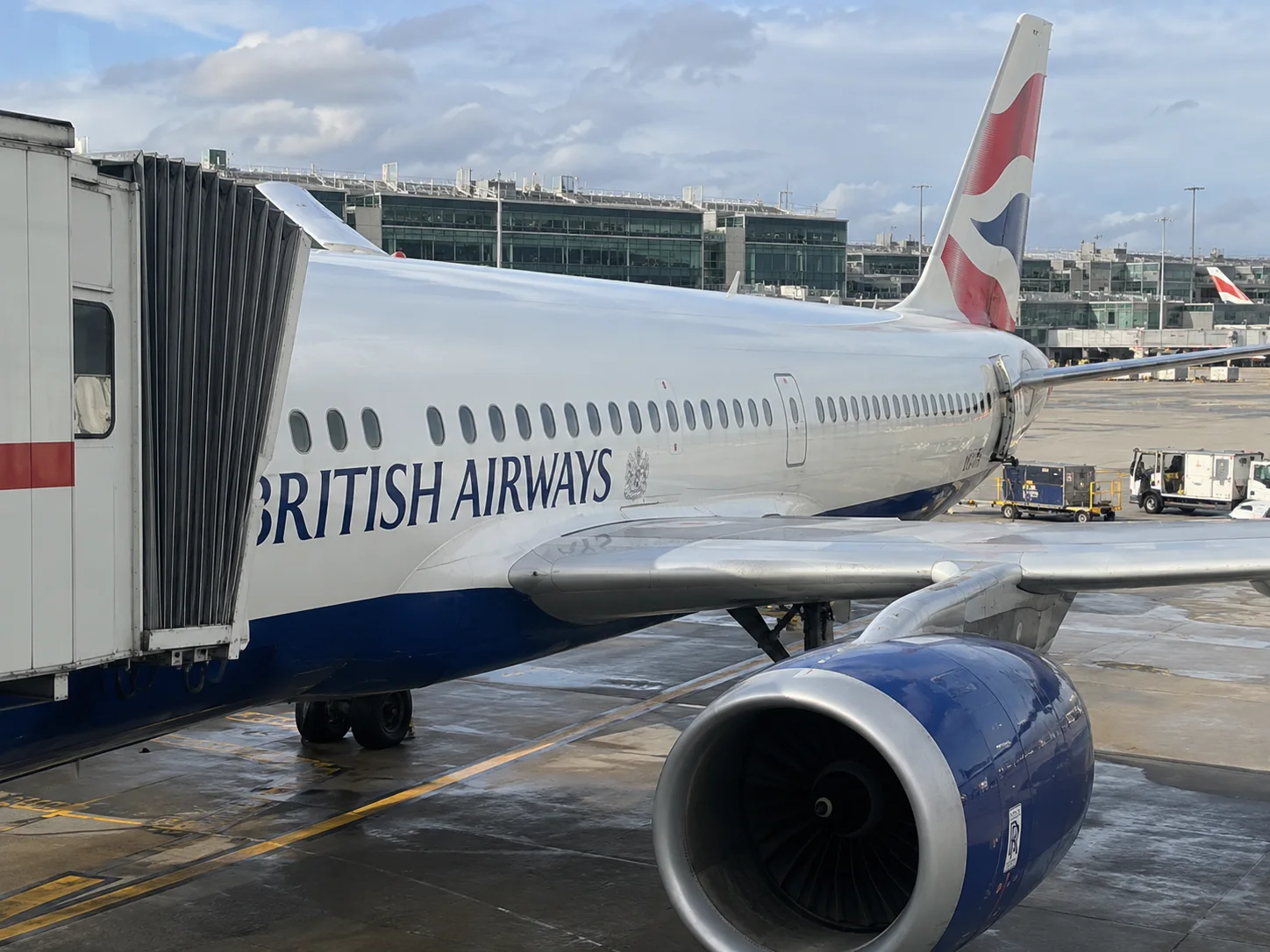 Aereo British Airways parcheggiato accanto al terminal.