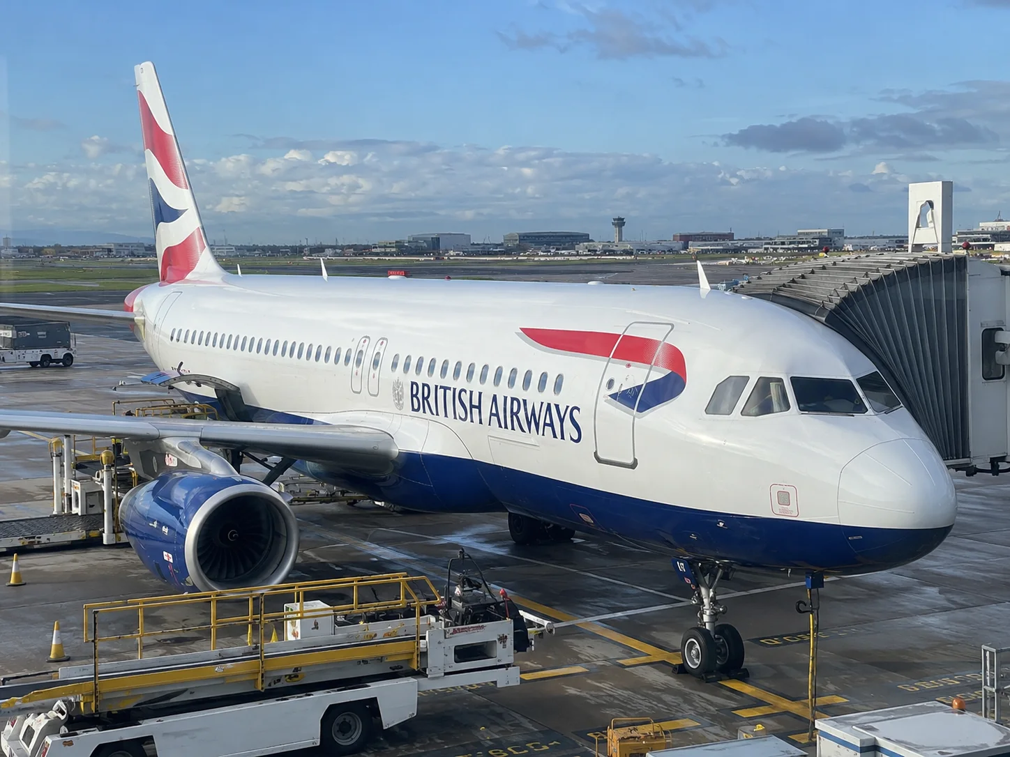 Aereo British Airways parcheggiato al gate, visto dal terminal.