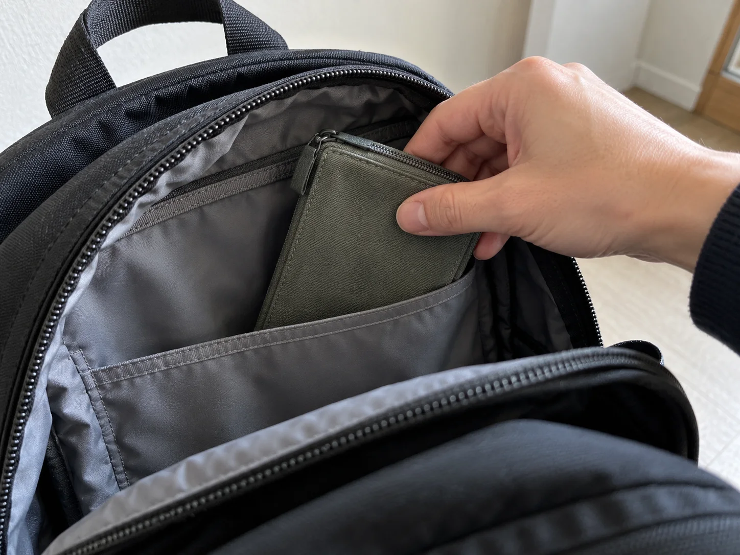 Custodia per carte riposta in una tasca interna dello zaino