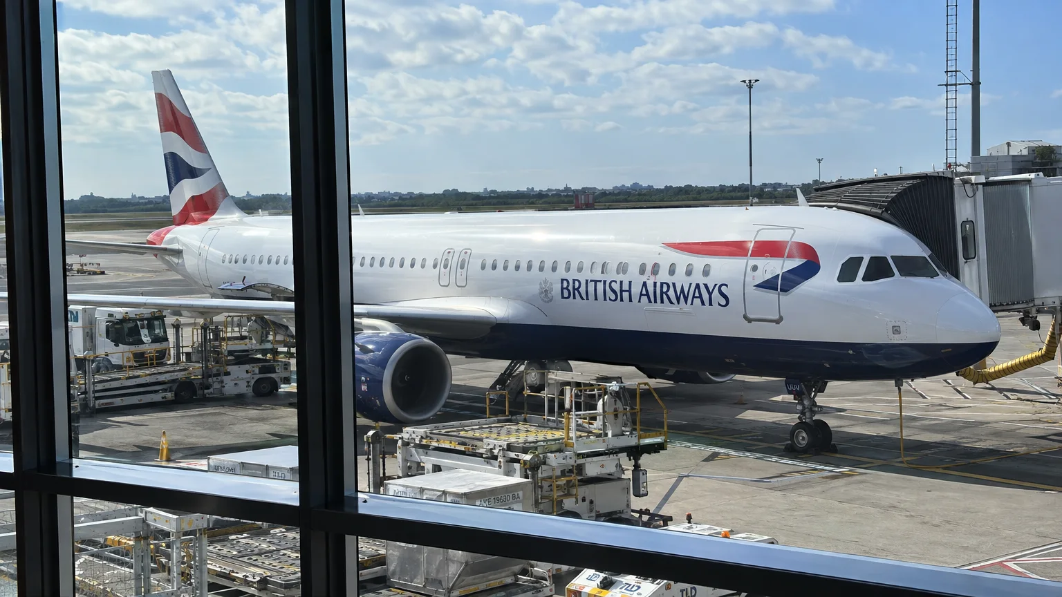 Aereo British Airways parcheggiato al gate