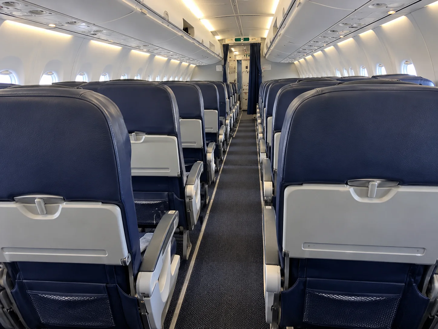 Sedili e corridoio di una cabina economy British Airways