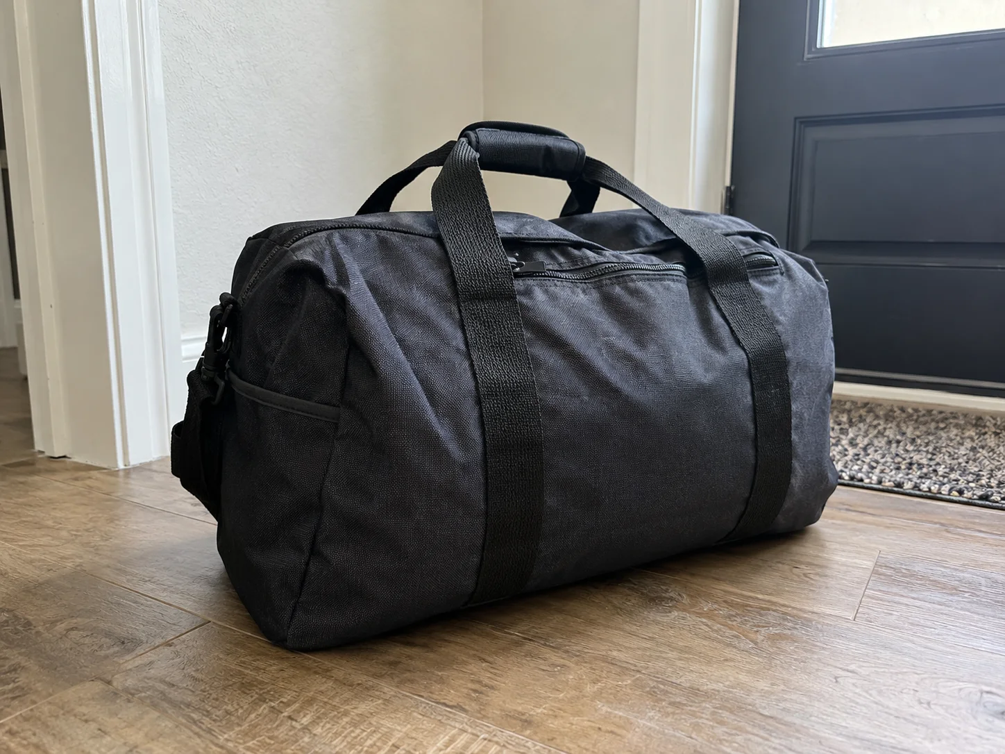 Borsa da viaggio accanto alla porta di casa