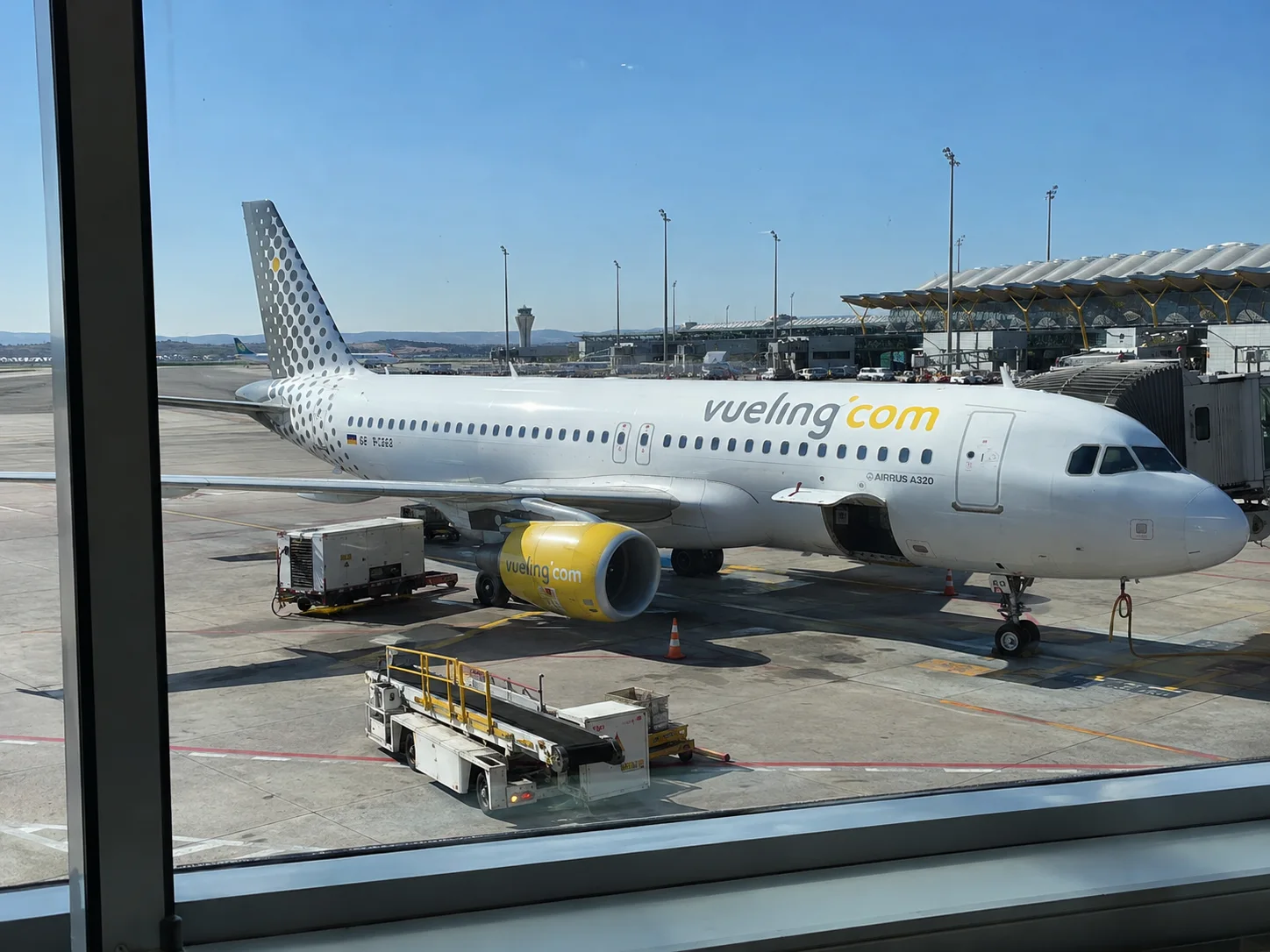 Aereo Vueling parcheggiato all’aeroporto di Madrid