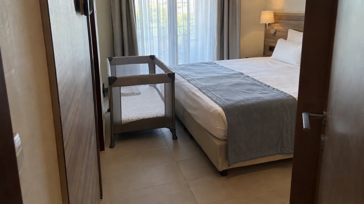 Culla accanto al letto con spazio libero per passare