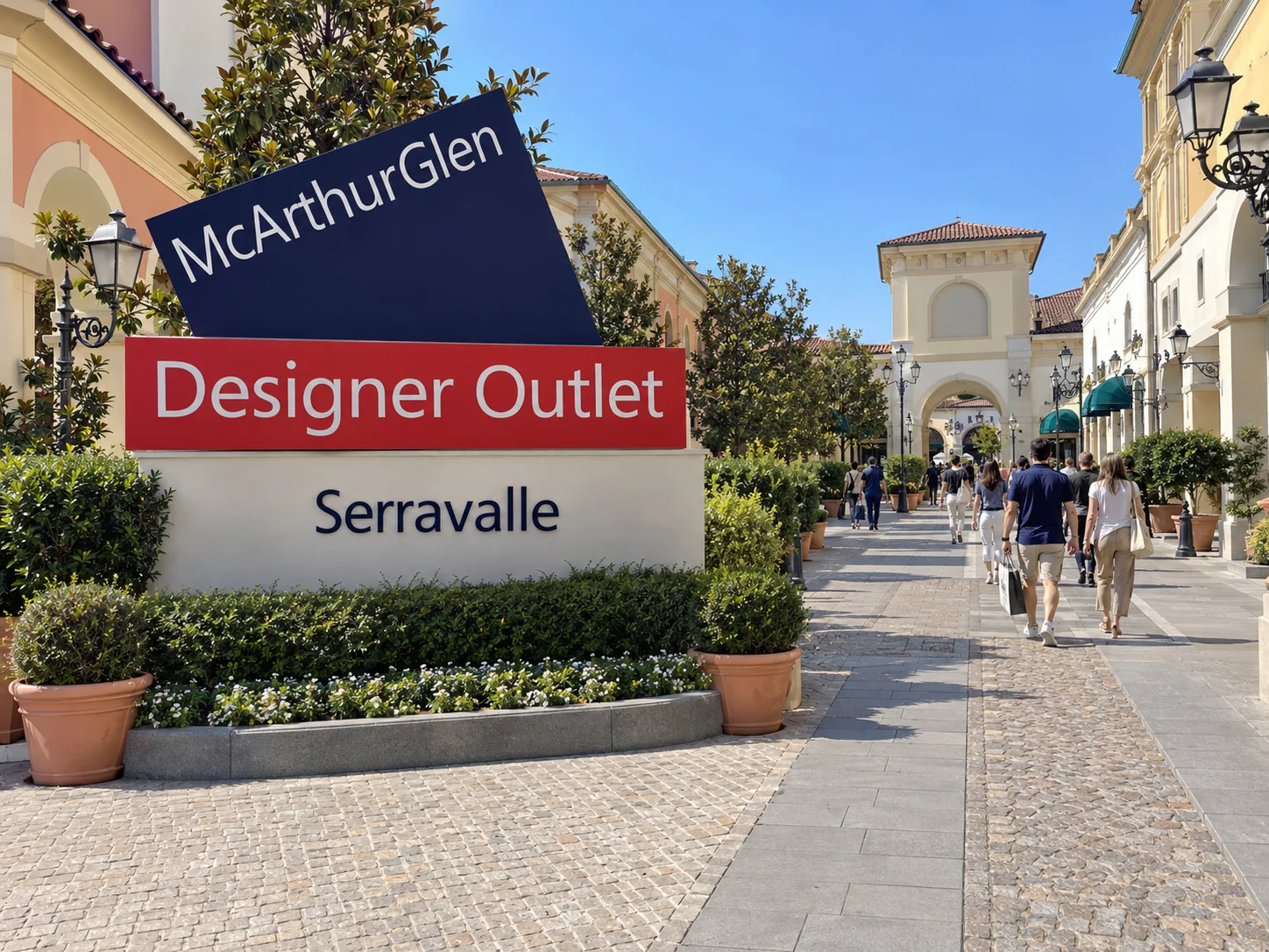 Ingresso e percorso pedonale del Serravalle Designer Outlet.