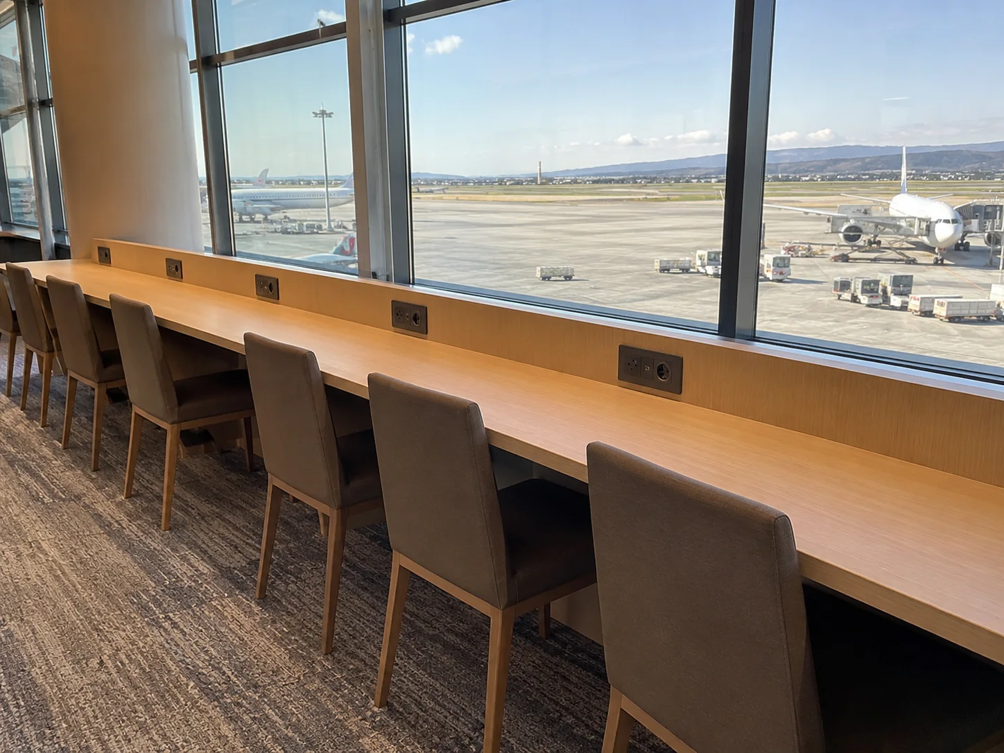 Postazioni di lavoro con prese in una lounge