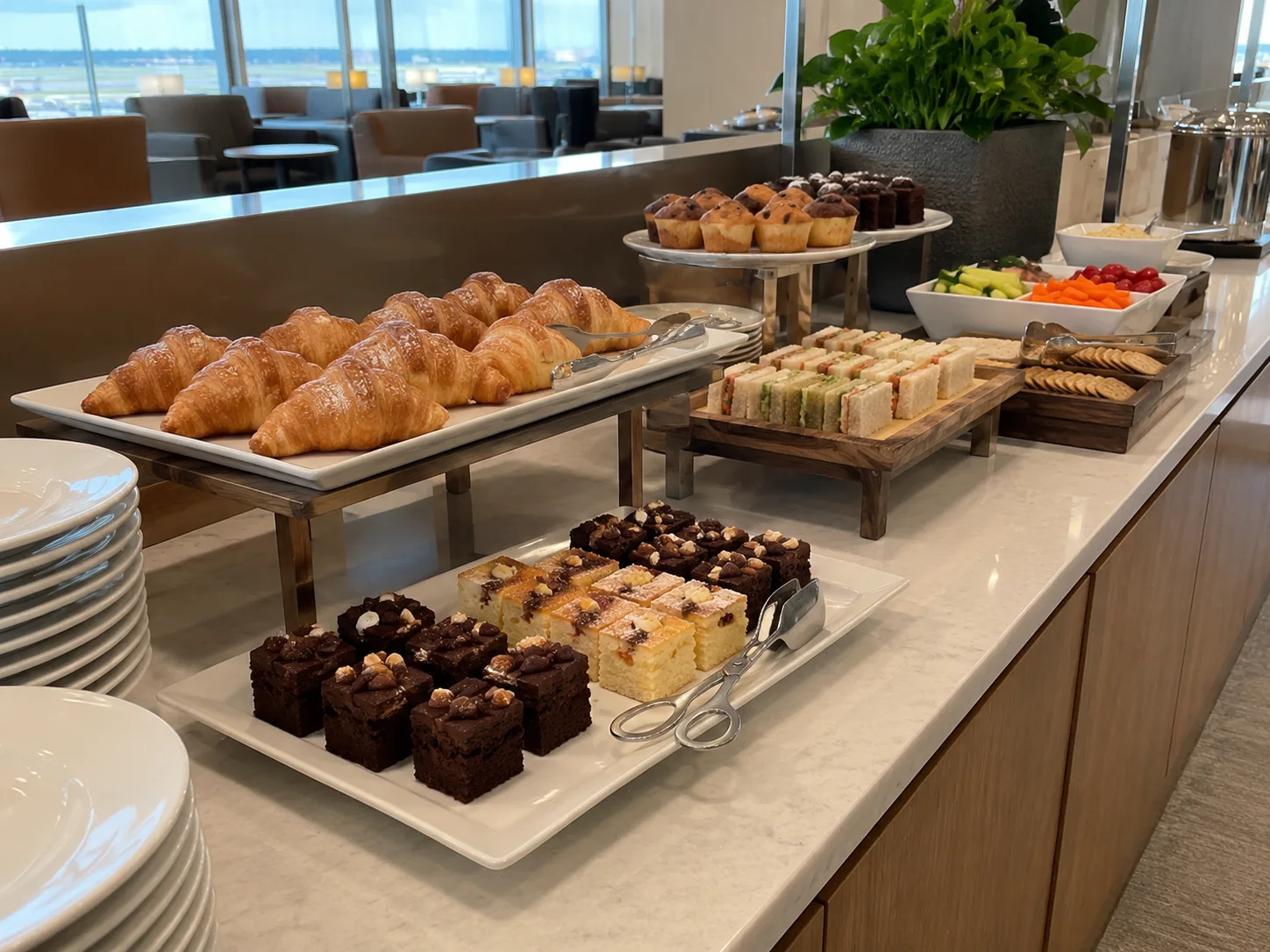 Banco buffet con una selezione di snack dolci e salati