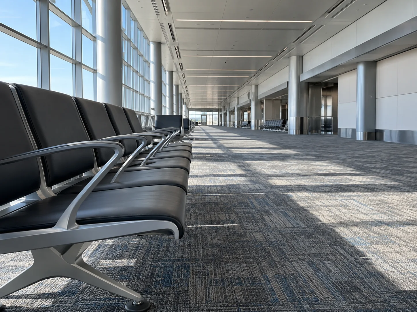 Corridoio del terminal e sedute lungo il percorso verso i gate