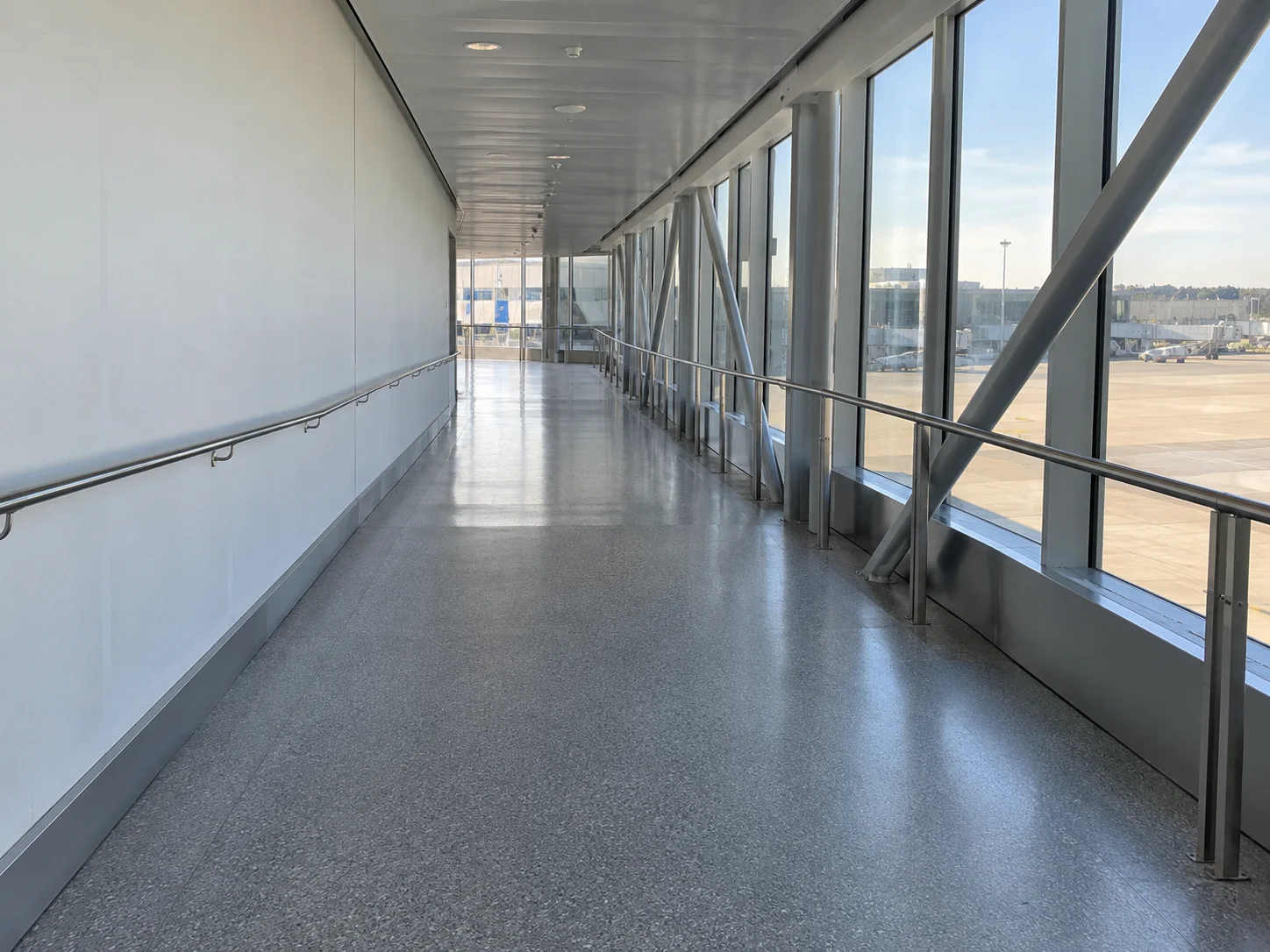 Corridoio pedonale di collegamento con il terminal