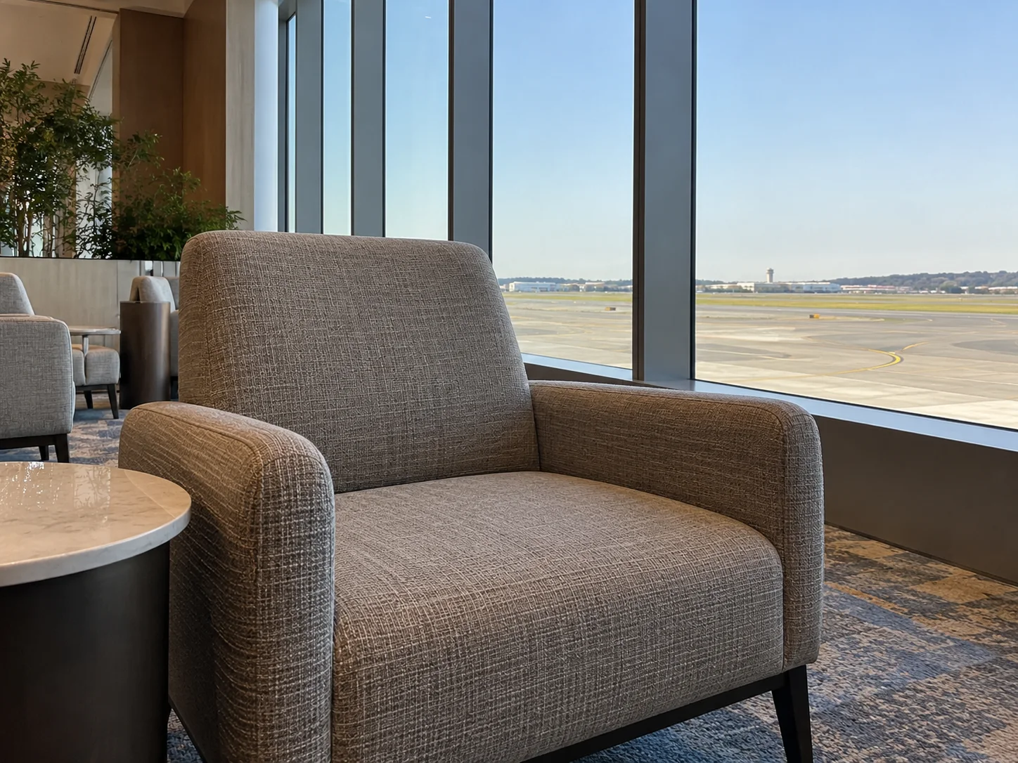 Poltrona accanto alla finestra in una lounge aeroportuale