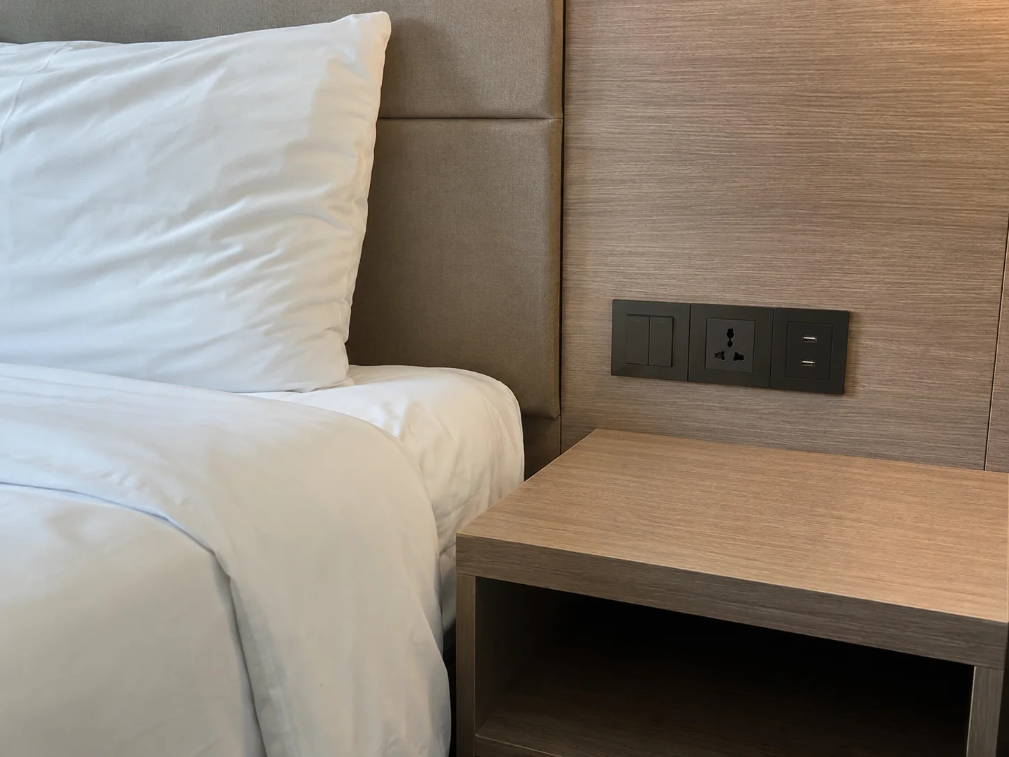 Letto di una camera d’albergo visto dalla porta