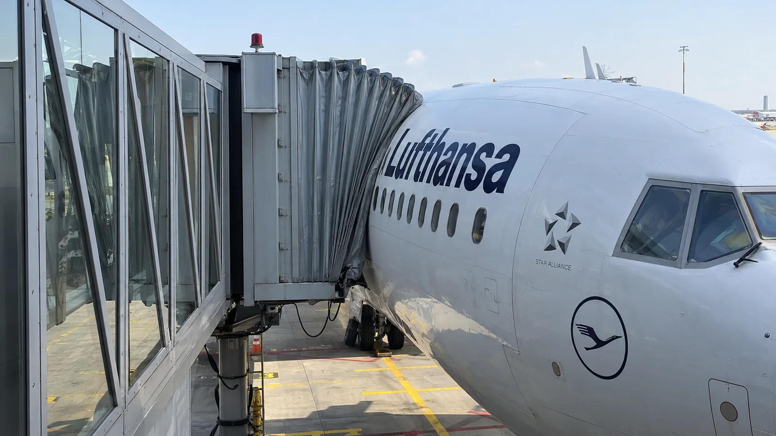 Fusoliera Lufthansa collegata al ponte d’imbarco.