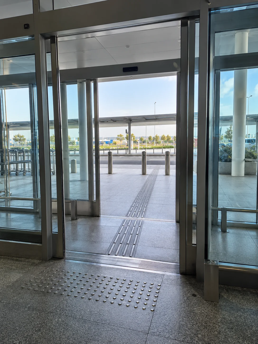 Uscita dagli arrivi verso i collegamenti con la città