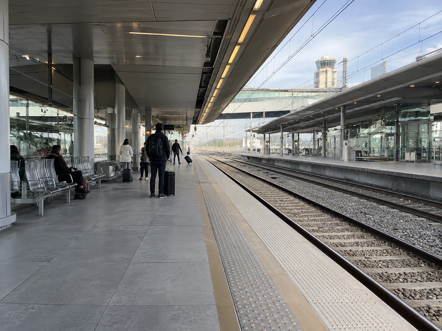 Binario e banchina del collegamento ferroviario aeroportuale