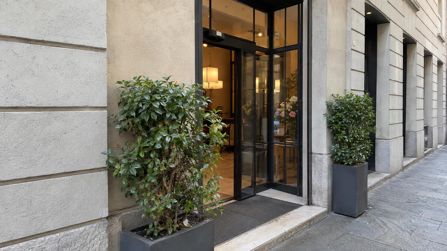 Ingresso di un hotel affacciato sulla strada
