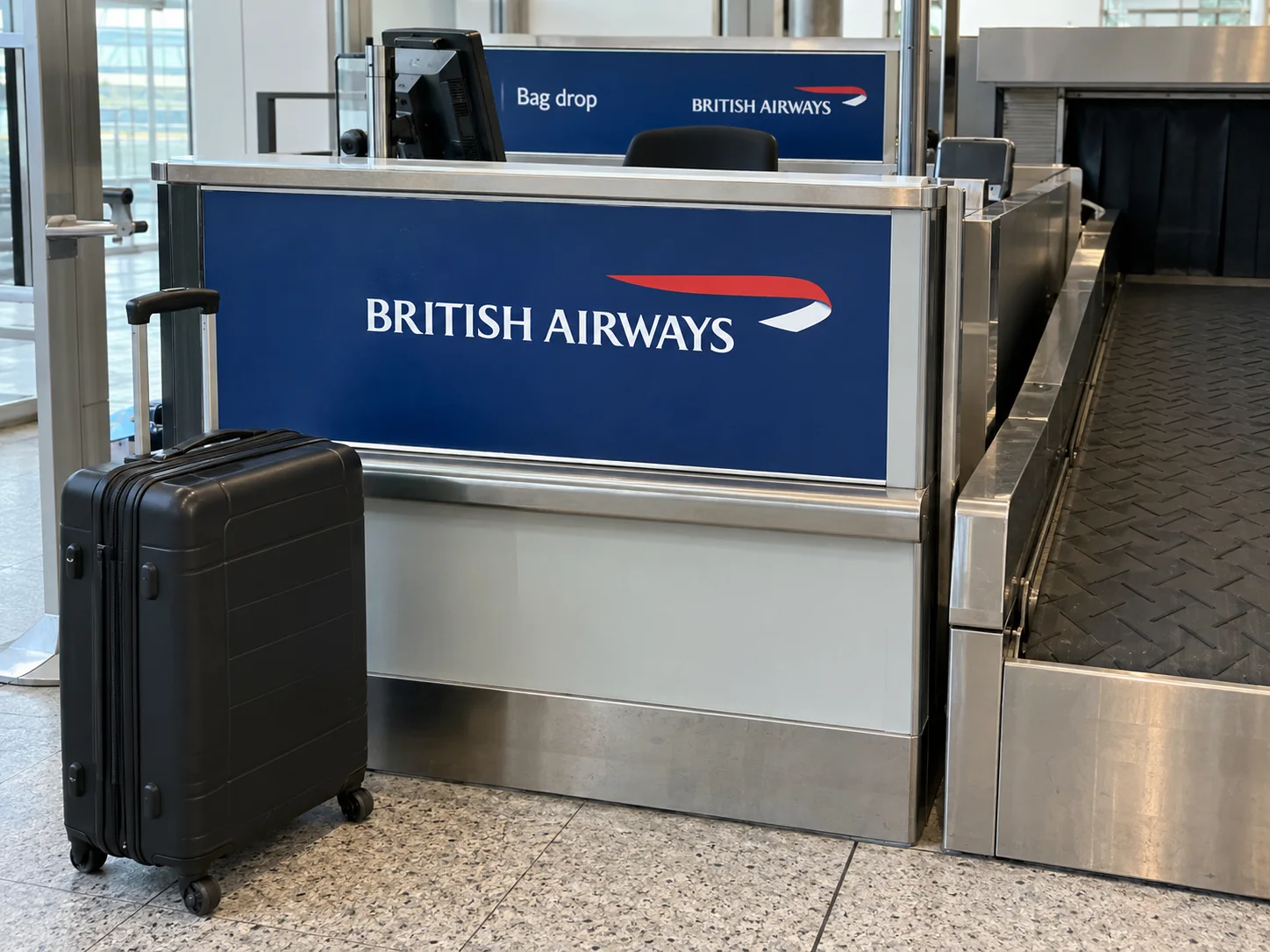 Valigia davanti a un banco di consegna bagagli British Airways