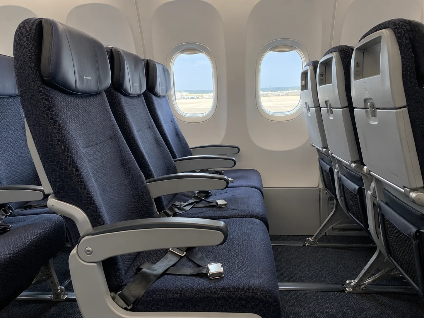 Fila di sedili nella cabina economy British Airways